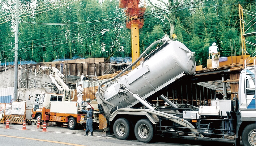 コンクリートポンプ車によるソイルモルタル埋